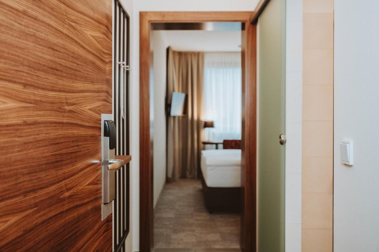 Hotel Bruecklwirt Niklasdorf Bagian luar foto