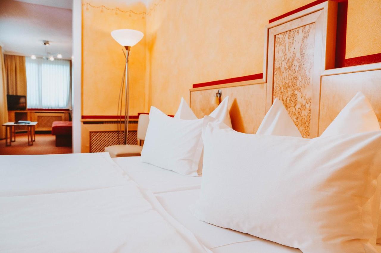 Hotel Bruecklwirt Niklasdorf Bagian luar foto