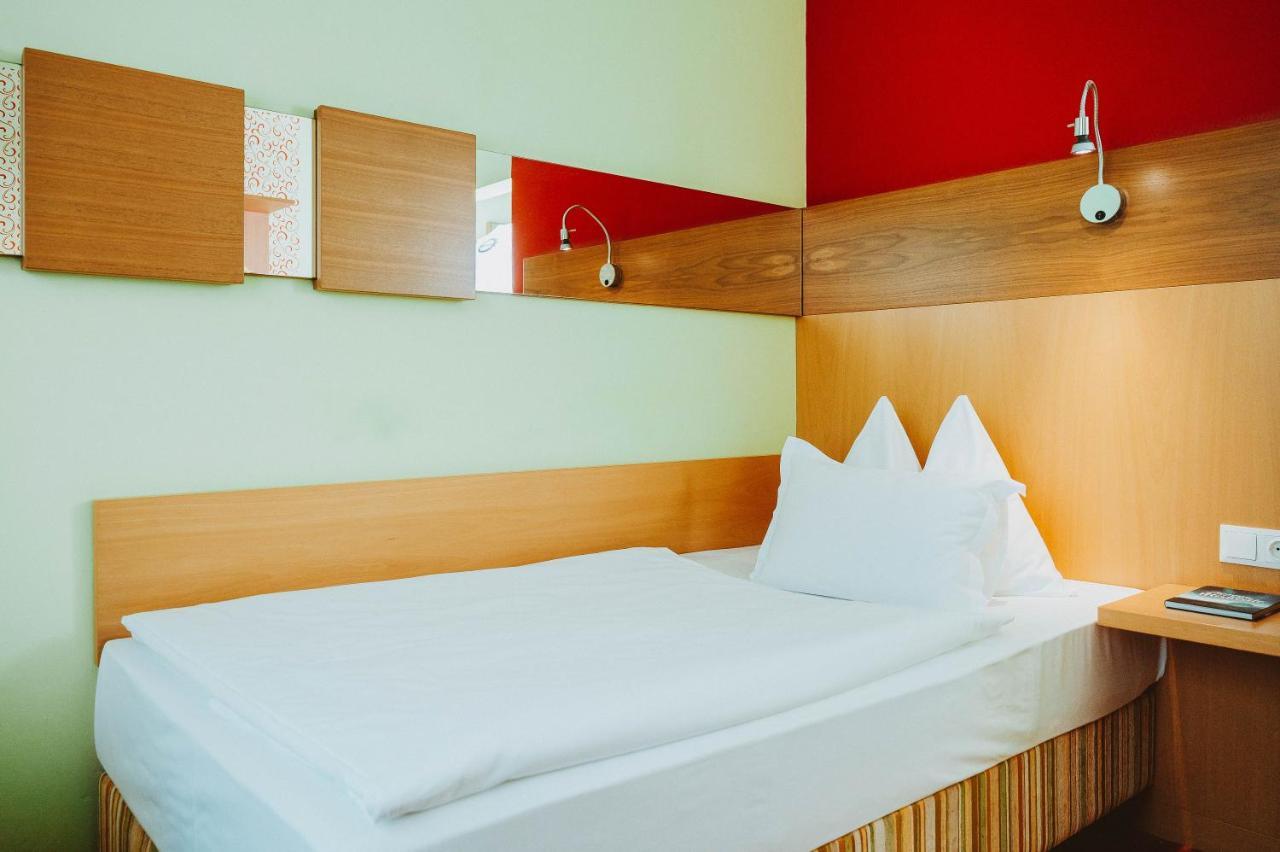 Hotel Bruecklwirt Niklasdorf Bagian luar foto