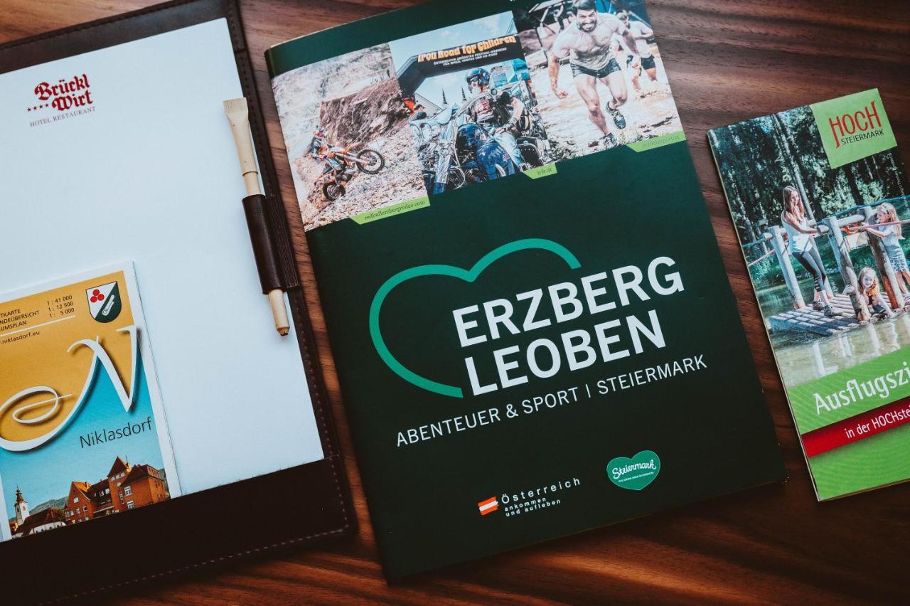 Hotel Bruecklwirt Niklasdorf Bagian luar foto