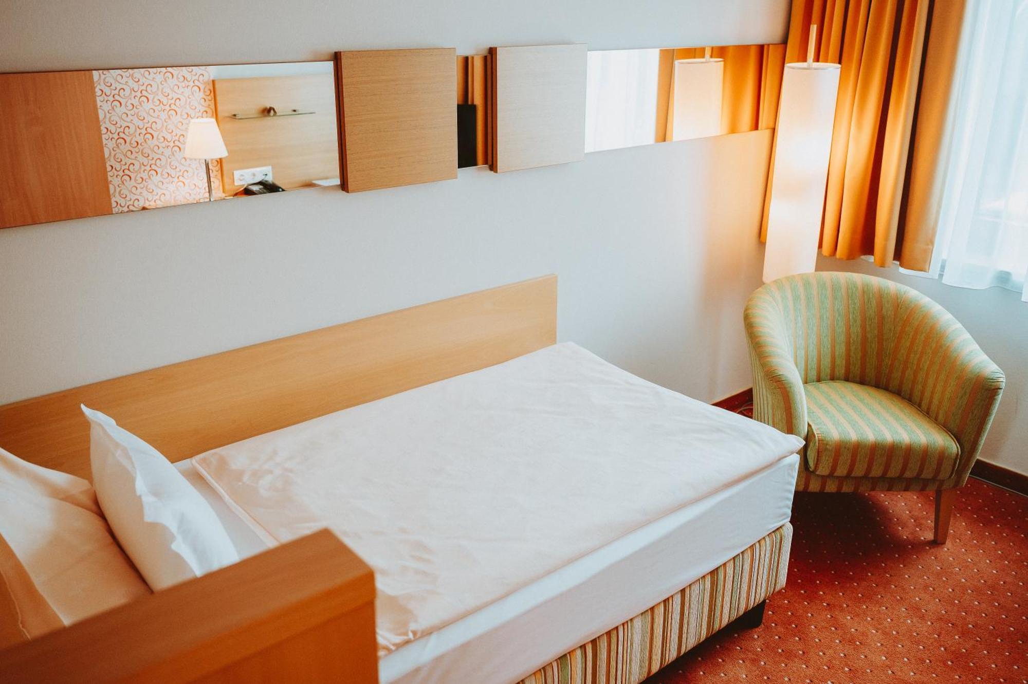 Hotel Bruecklwirt Niklasdorf Bagian luar foto