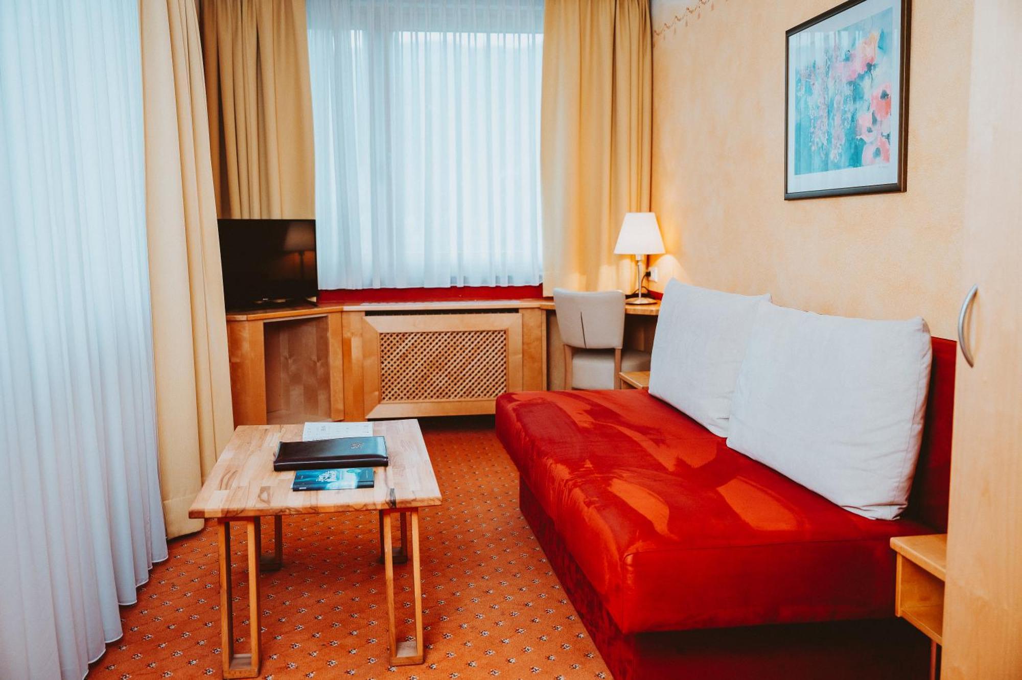 Hotel Bruecklwirt Niklasdorf Bagian luar foto