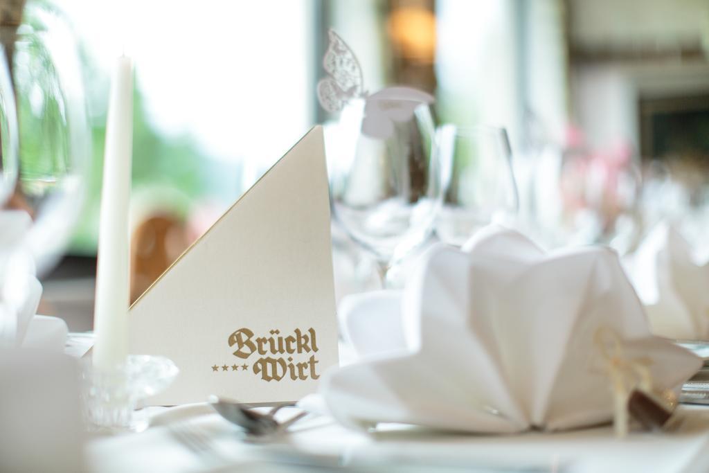 Hotel Bruecklwirt Niklasdorf Bagian luar foto