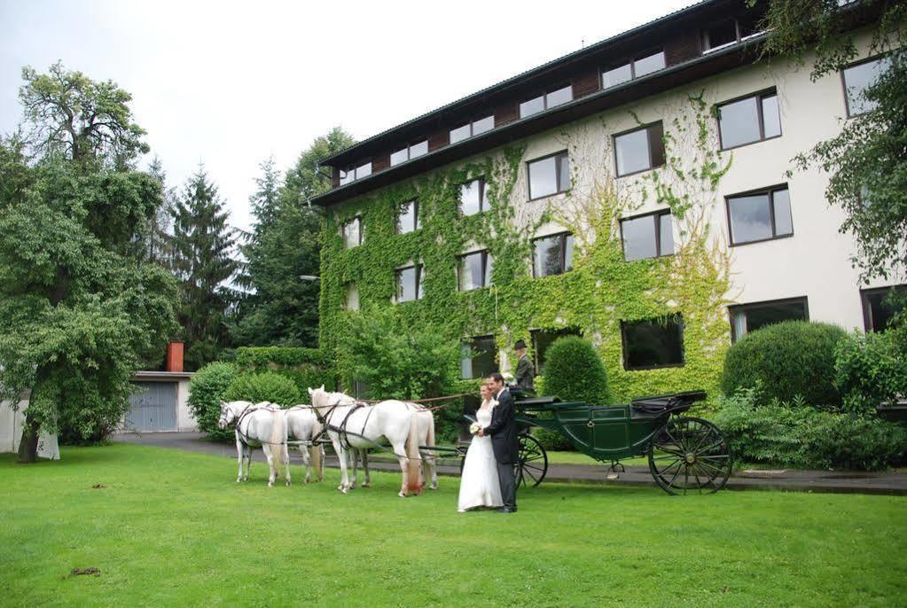 Hotel Bruecklwirt Niklasdorf Bagian luar foto