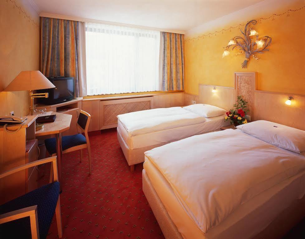 Hotel Bruecklwirt Niklasdorf Bagian luar foto